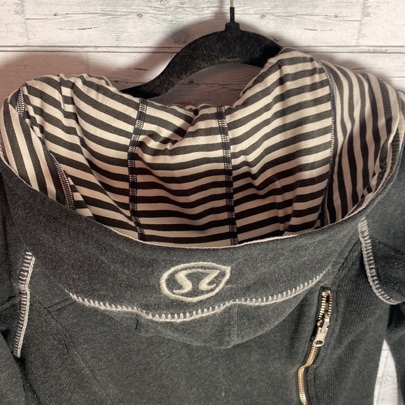 ππ Lululemon Scuba Hoodie Travel Pillow Special Edition Size 2 Charcoal ππ - Picture 9 of 12